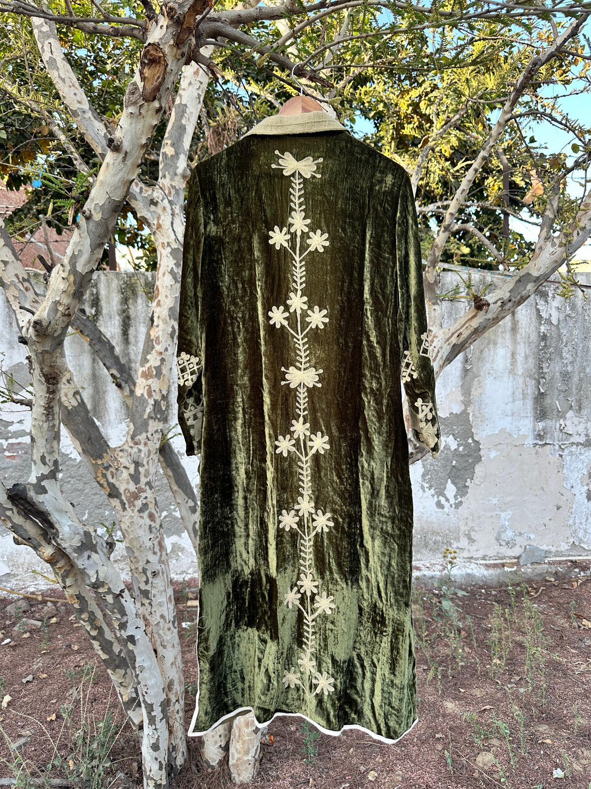 Here are some stylish and elegant title ideas for women’s velvet jackets,